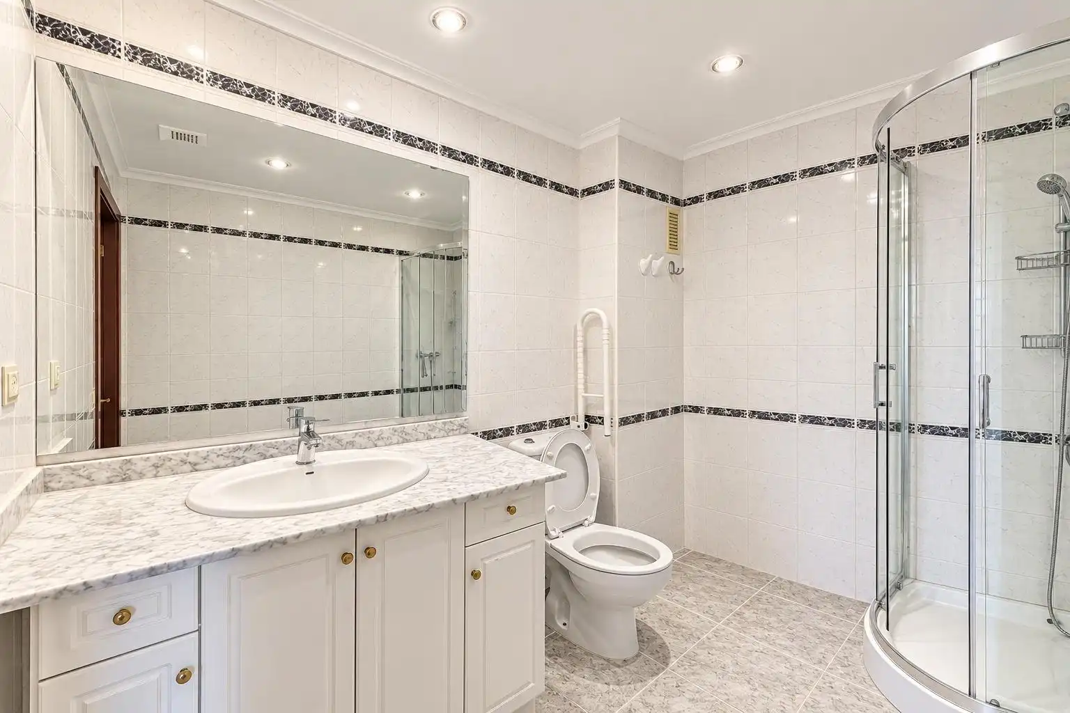 Bathroom of Flat for rent in Paterna  with Balcony