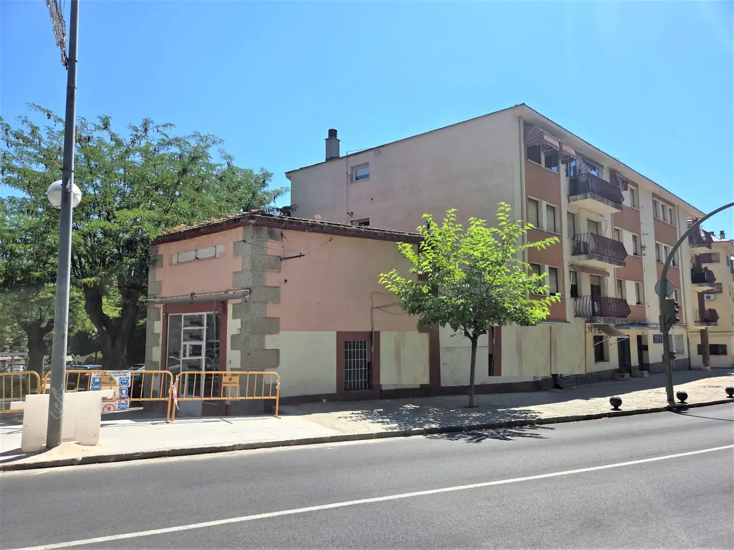 Vista exterior de Local en venda en El Escorial amb Terrassa