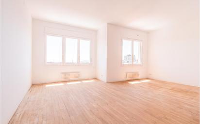 Sala d'estar de Pis en venda en  Barcelona Capital amb Parquet i Balcó