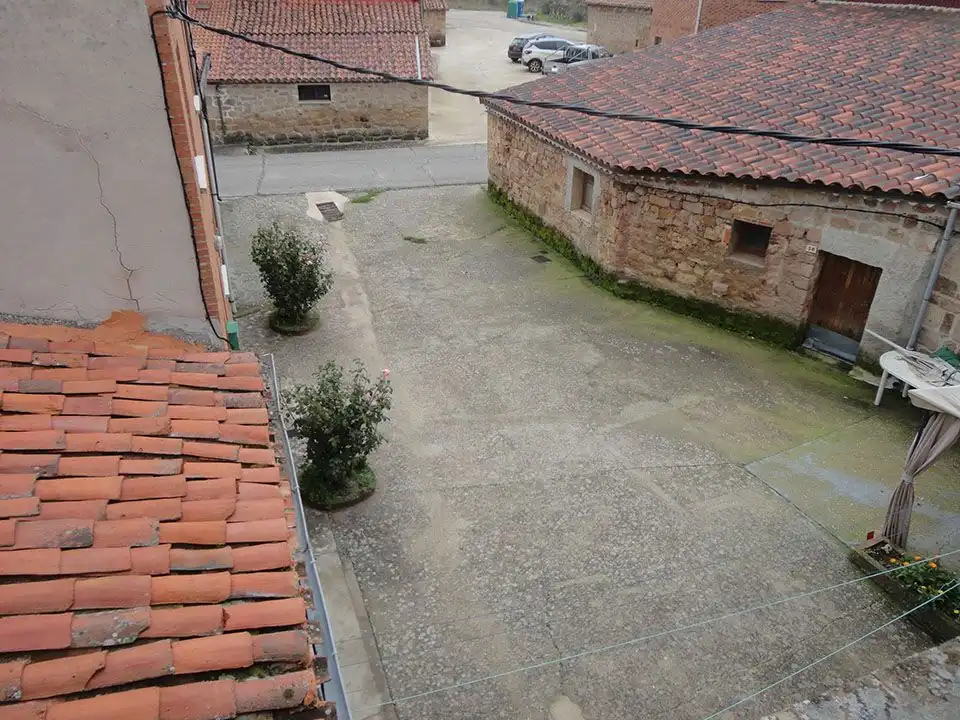 Aparcament de Casa adosada en venda en Castrillo de la Reina amb Calefacció i Traster