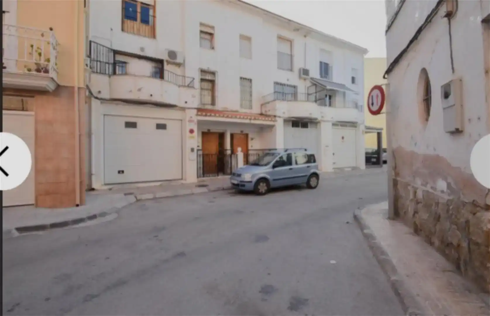 Vista exterior de Casa adosada en venta en Baza con Aire acondicionado, Amueblado y Balcón