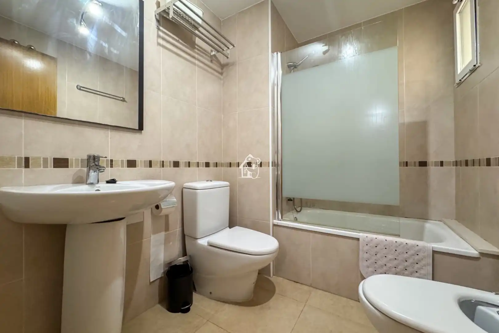 Bany de Apartament de lloguer en Torrevieja amb Aire condicionat, Terrassa i Moblat