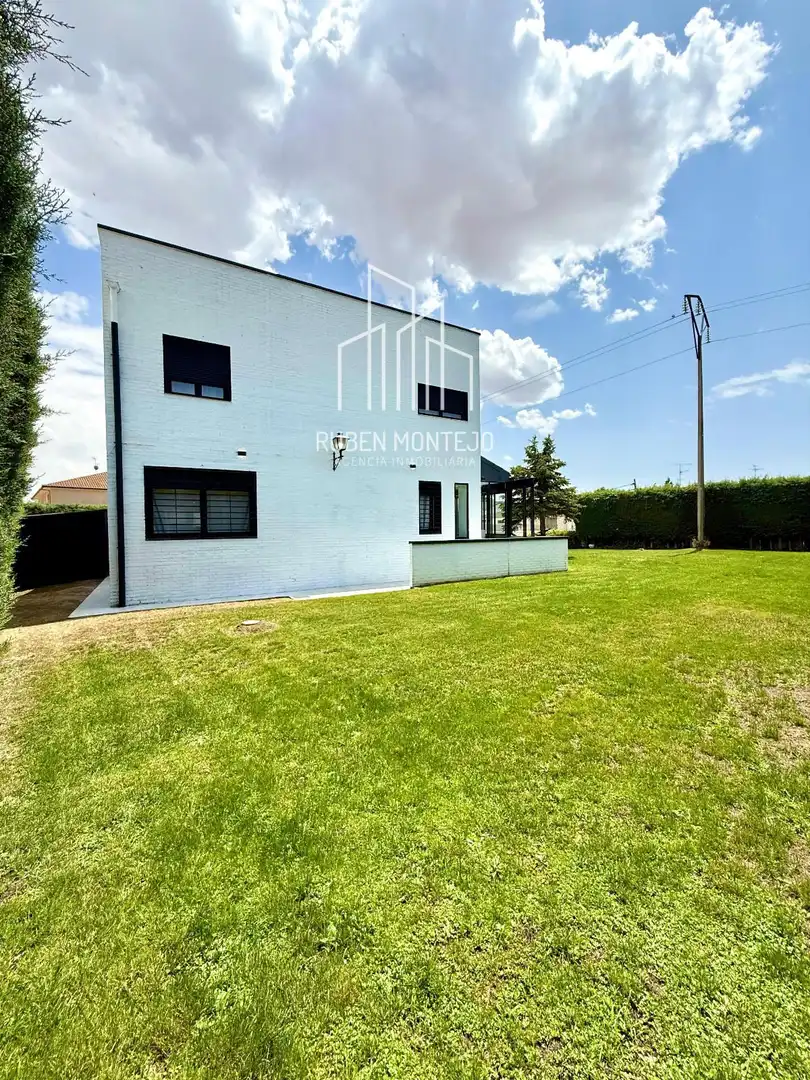 Vista exterior de Casa o xalet en venda en Carbajosa de la Sagrada amb Calefacció, Jardí privat i Piscina