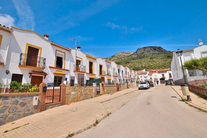 Vista exterior de Casa adosada en venda en Cortes de la Frontera amb Calefacció, Terrassa i Traster
