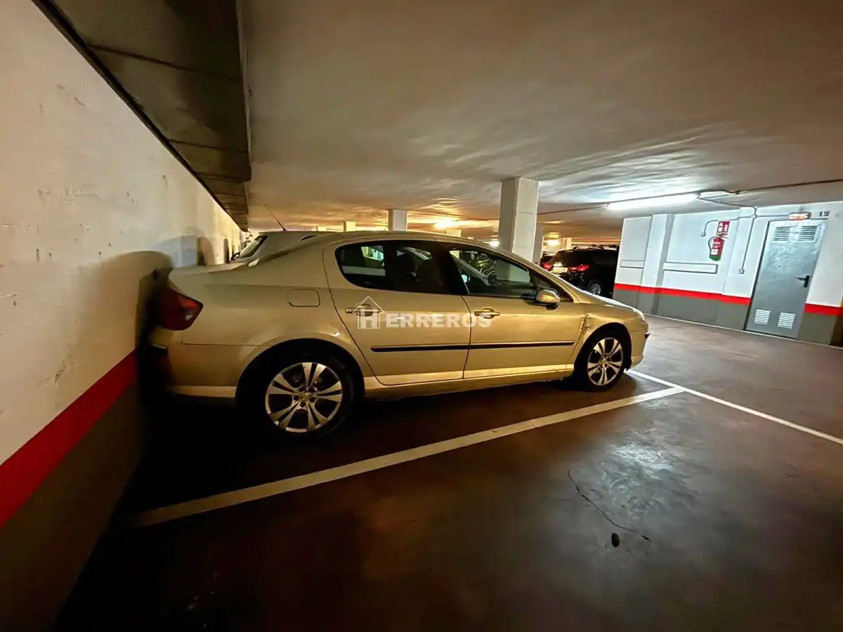 Aparcament de Pis en venda en  Logroño amb Calefacció, Parquet i Terrassa