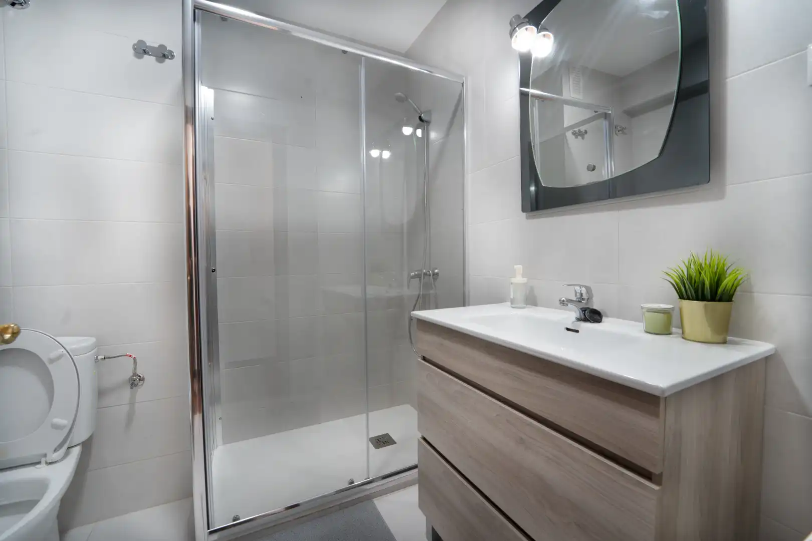 Room in Avenida del Cardenal Herrera Oria, 248, Peñagrande