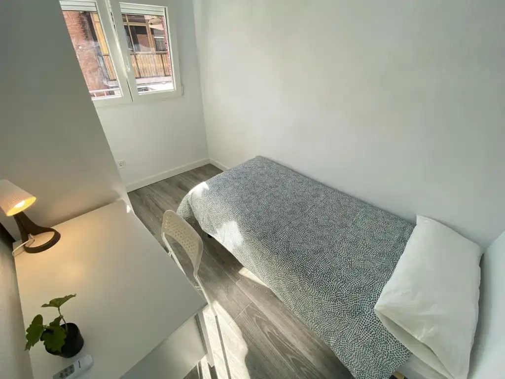 Room in Calle Encarnación Oviol, 43, Los Rosales