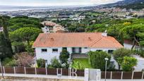 Vista exterior de Casa o xalet en venda en Cabrils amb Aire condicionat, Piscina i Balcó