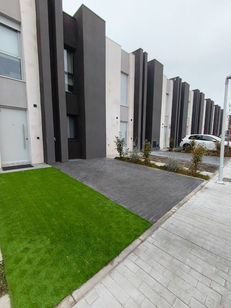 Vista exterior de Casa adosada en venta en Valdemoro con Aire acondicionado, Jardín privado y Terraza