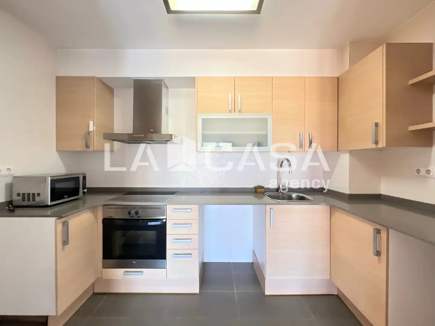Küche von Dachboden zum Verkauf in Badalona mit Terrasse und Balkon