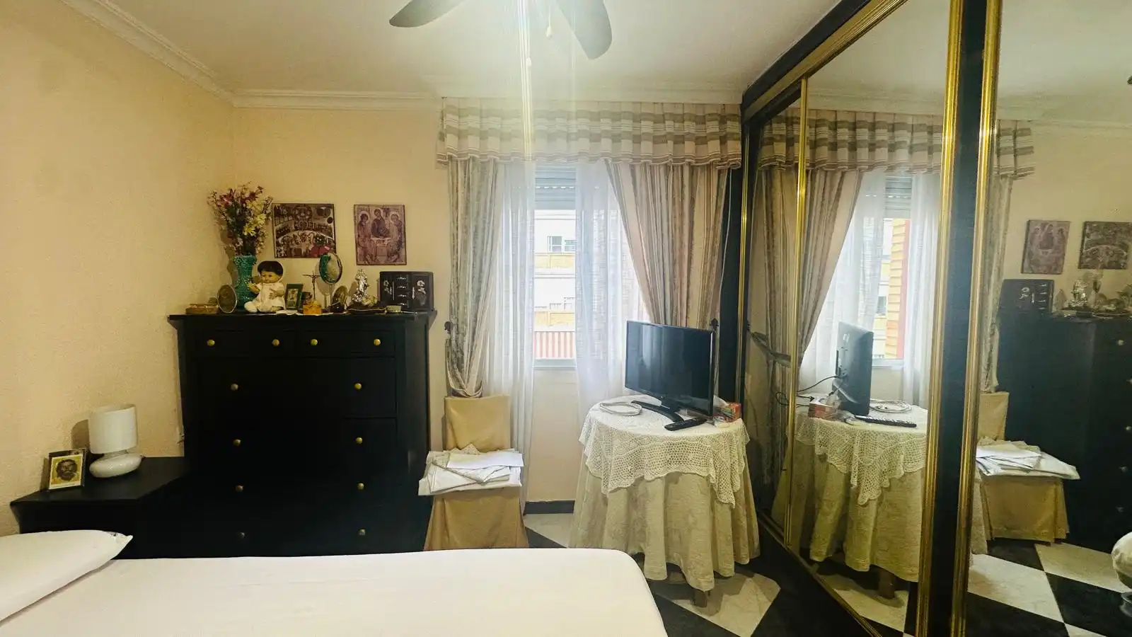 Schlafzimmer von Wohnung zum Verkauf in Sevilla mit Klimaanlage, Heizung und Terrasse