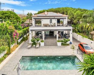 Vista exterior de Casa o xalet en venda en Marbella amb Aire condicionat