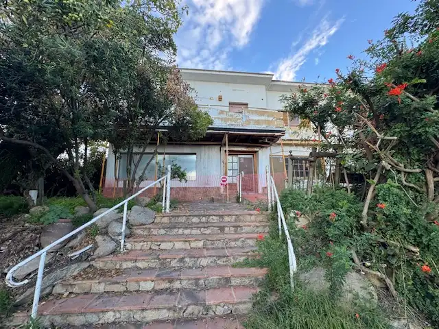 Vista exterior de Casa o xalet en venda en Mataró amb Jardí privat, Parquet i Terrassa