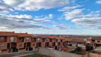 Vista exterior de Casa adosada en venda en Bargas amb Aire condicionat, Calefacció i Jardí privat