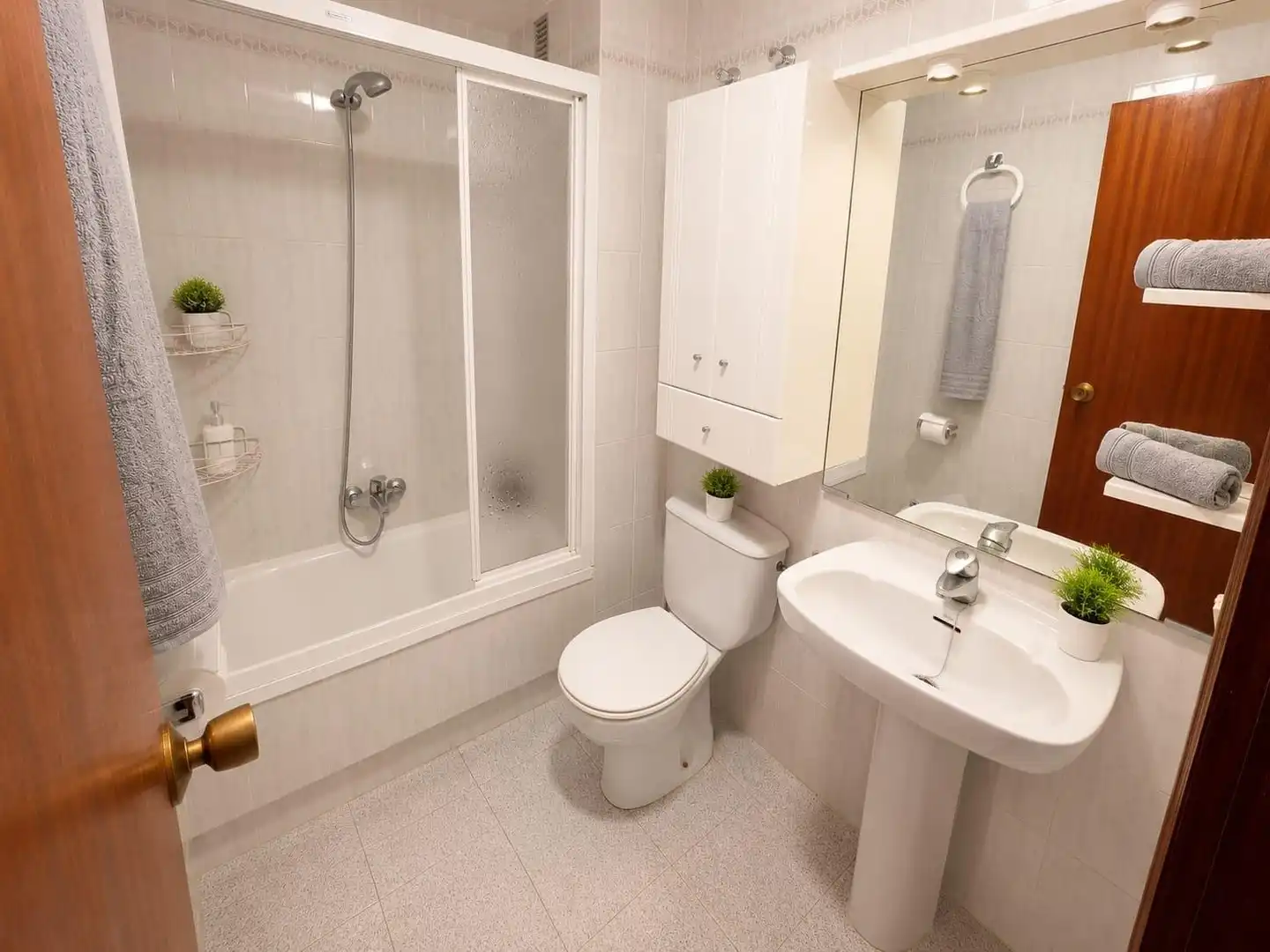 Baño de Apartamento de alquiler en Torrevieja con Aire acondicionado y Amueblado