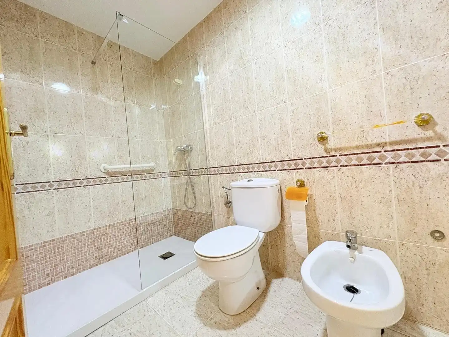 Badezimmer von Wohnung zum Verkauf in Albal mit Klimaanlage, Abstellraum und Balkon