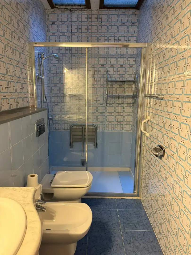 Badezimmer von Einfamilien-Reihenhaus zum Verkauf in Sant Celoni mit Klimaanlage, Heizung und Balkon