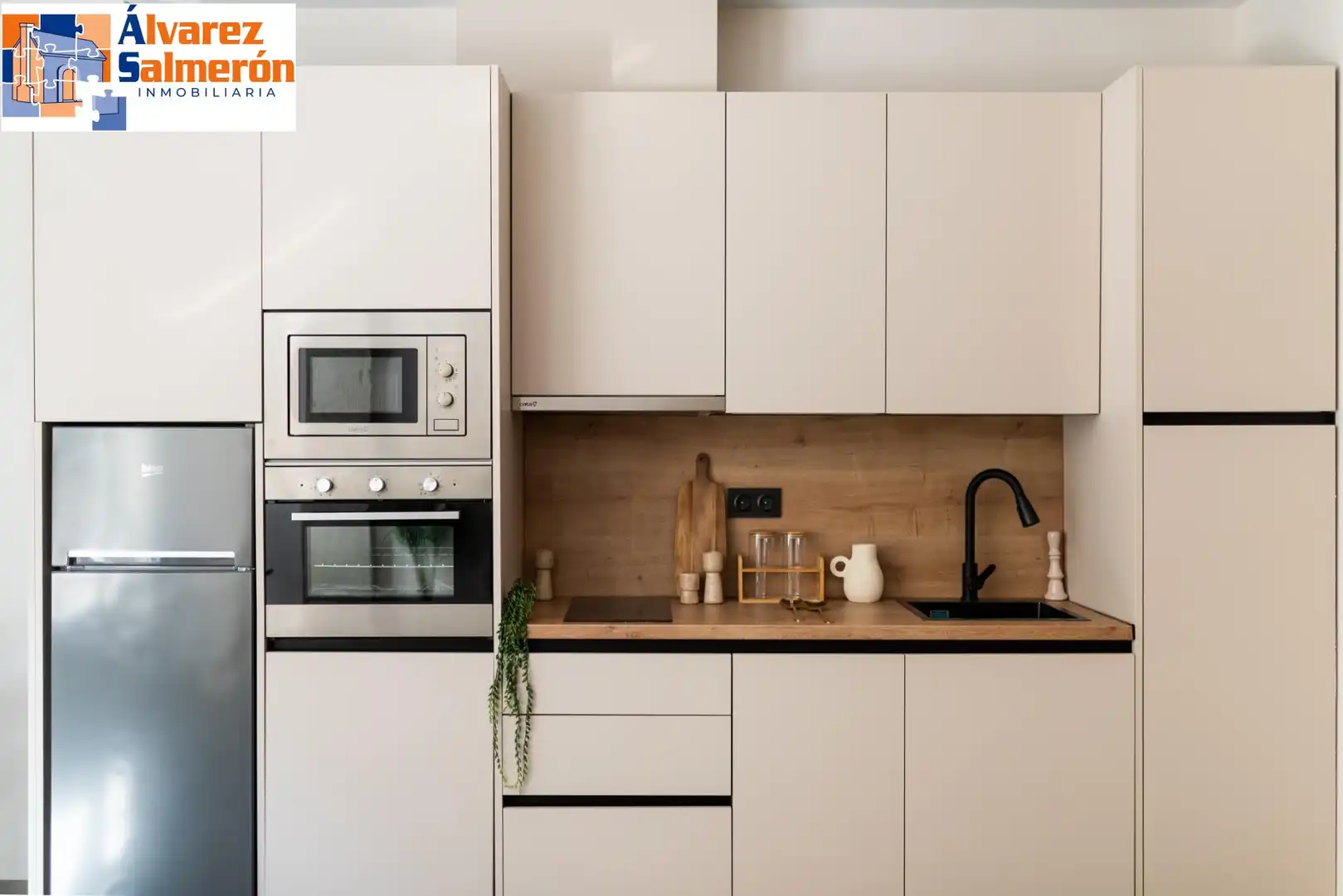 Kitchen of Study for sale in Granada  with Air Conditioner, Heating and Furnished