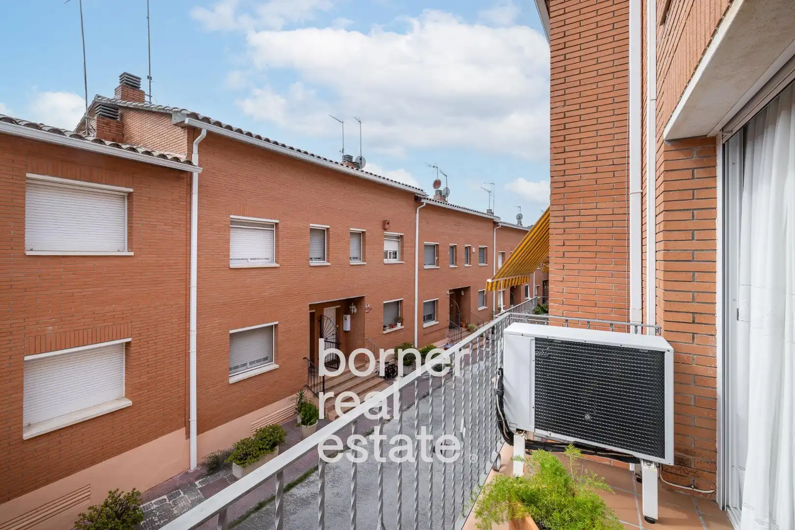 Vista exterior de Casa adosada en venda en Sant Climent de Llobregat amb Calefacció i Balcó