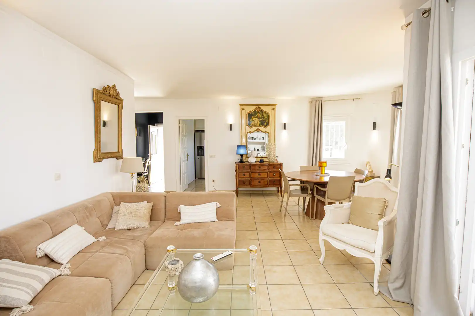 Sala d'estar de Casa o xalet en venda en L'Escala amb Aire condicionat, Jardí privat i Terrassa