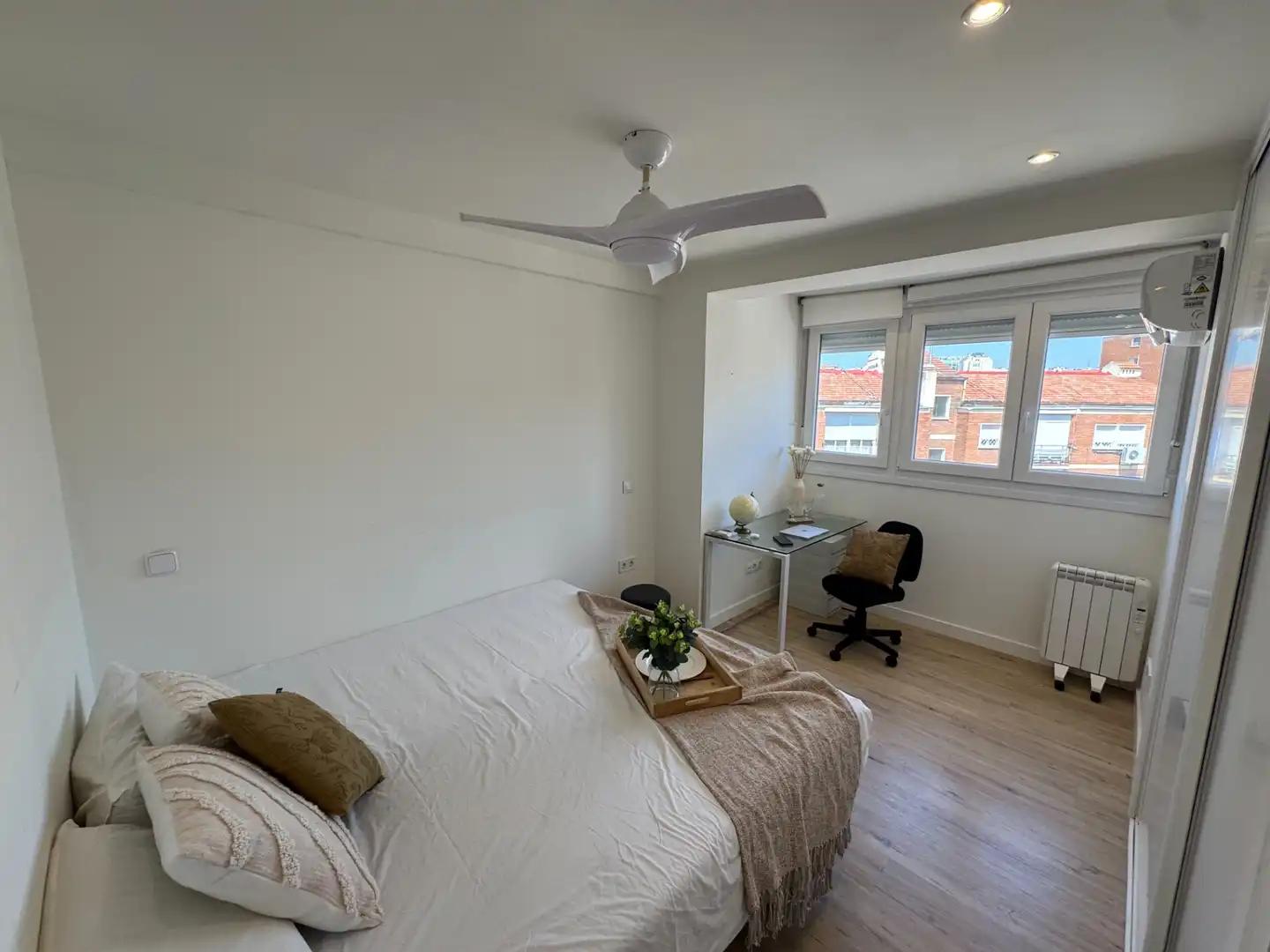 Schlafzimmer von Wohnung zur untervermieten in Madrid mit Klimaanlage, Heizung und Möbliert