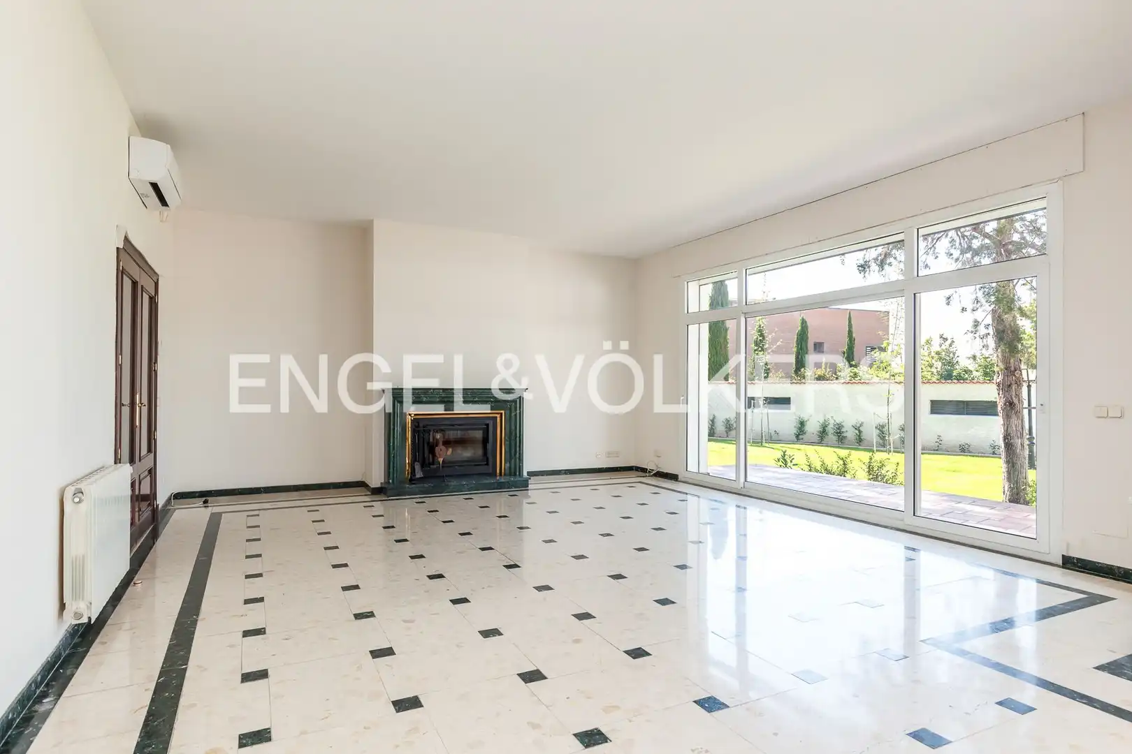 Living room of Houses for rent in Madrid  with Air Conditioner, Heating and Private garden
