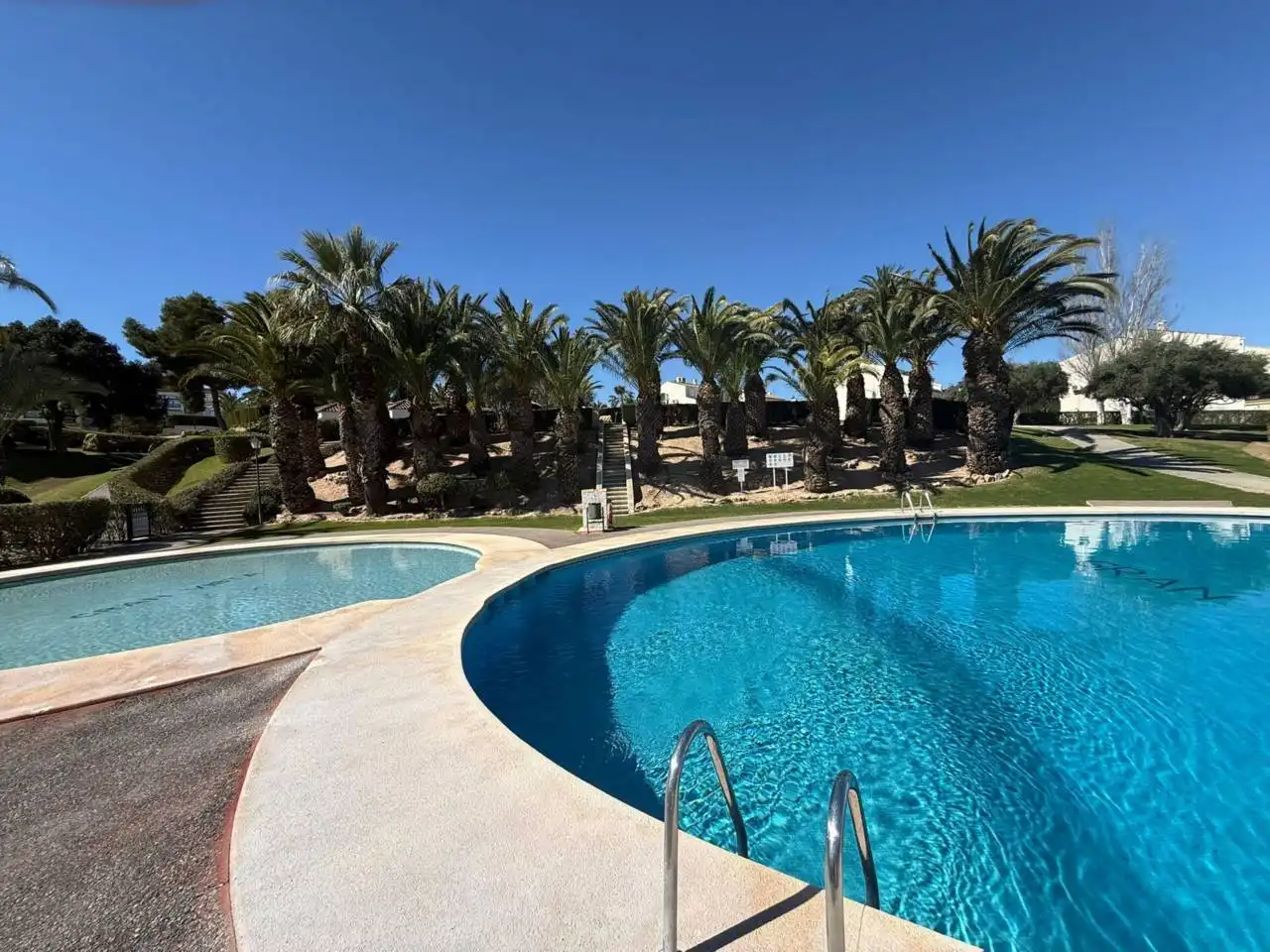 Schwimmbecken von Wohnung zum Verkauf in Santa Pola mit Klimaanlage, Terrasse und Gemeinschaftspool