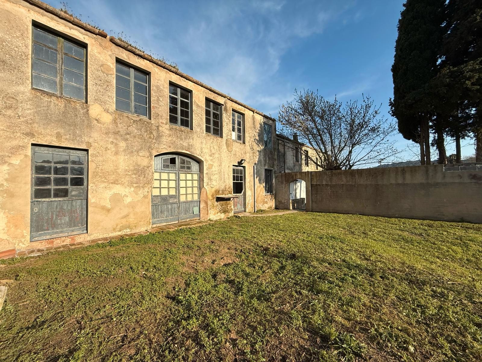 Vista exterior de Nau industrial en venda en Sant Feliu de Guíxols