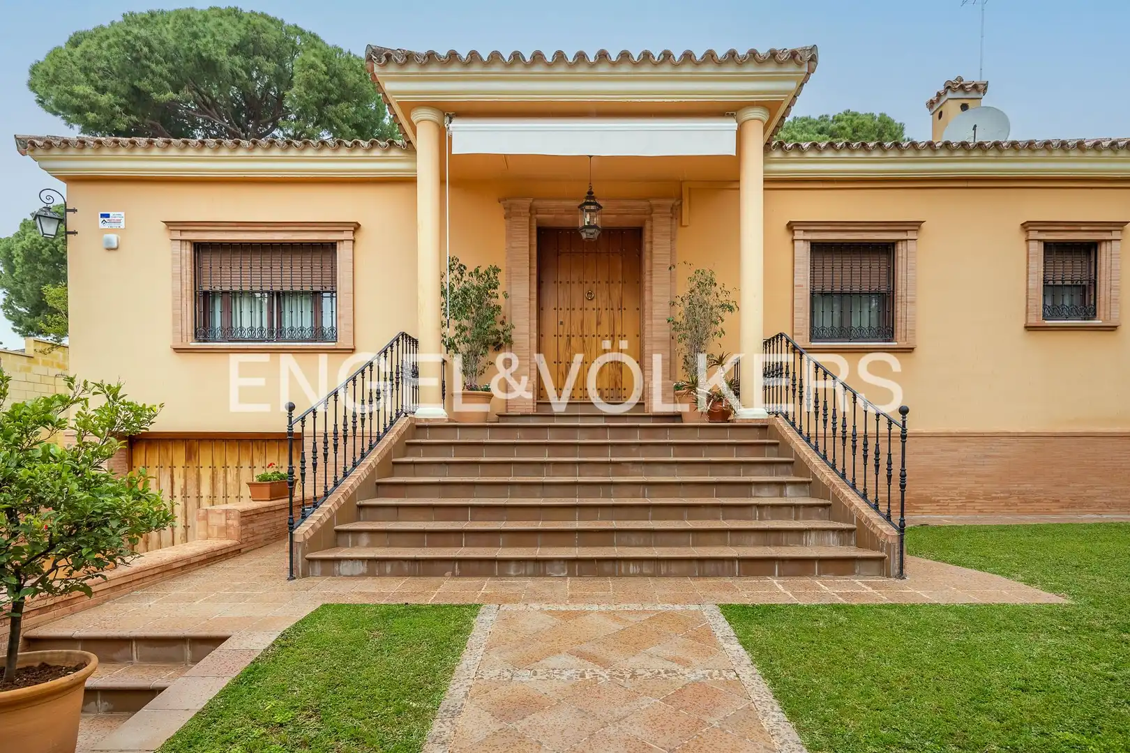 Vista exterior de Casa o xalet en venda en Alcalá de Guadaira amb Aire condicionat, Calefacció i Jardí privat