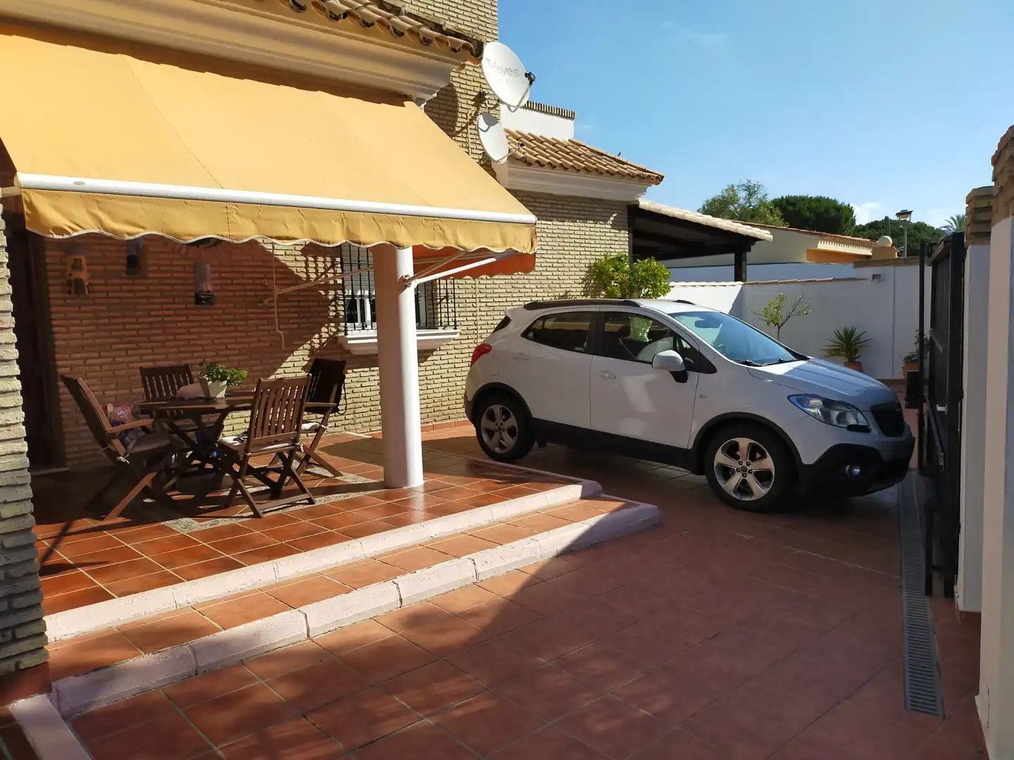 Vista exterior de Casa o xalet en venda en El Puerto de Santa María amb Jardí privat, Terrassa i Piscina
