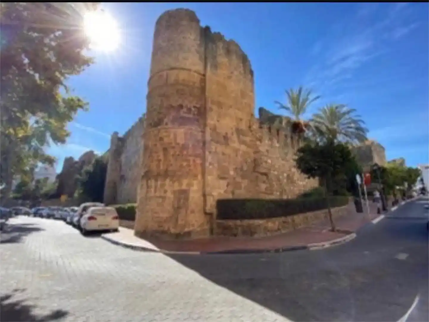 Vista exterior de Casa adosada en venda en Marbella amb Balcó