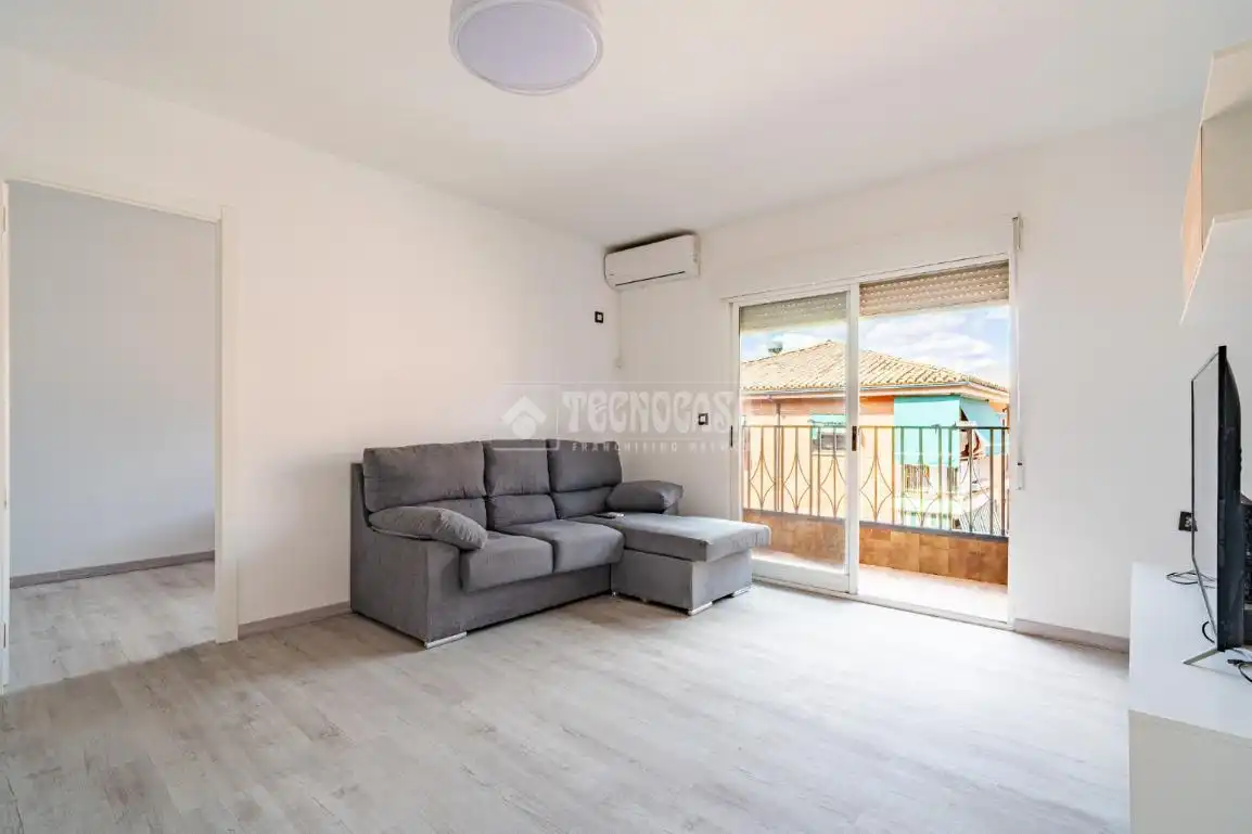 Living room of Flat for sale in Granada  with Air Conditioner, Heating and Terrace