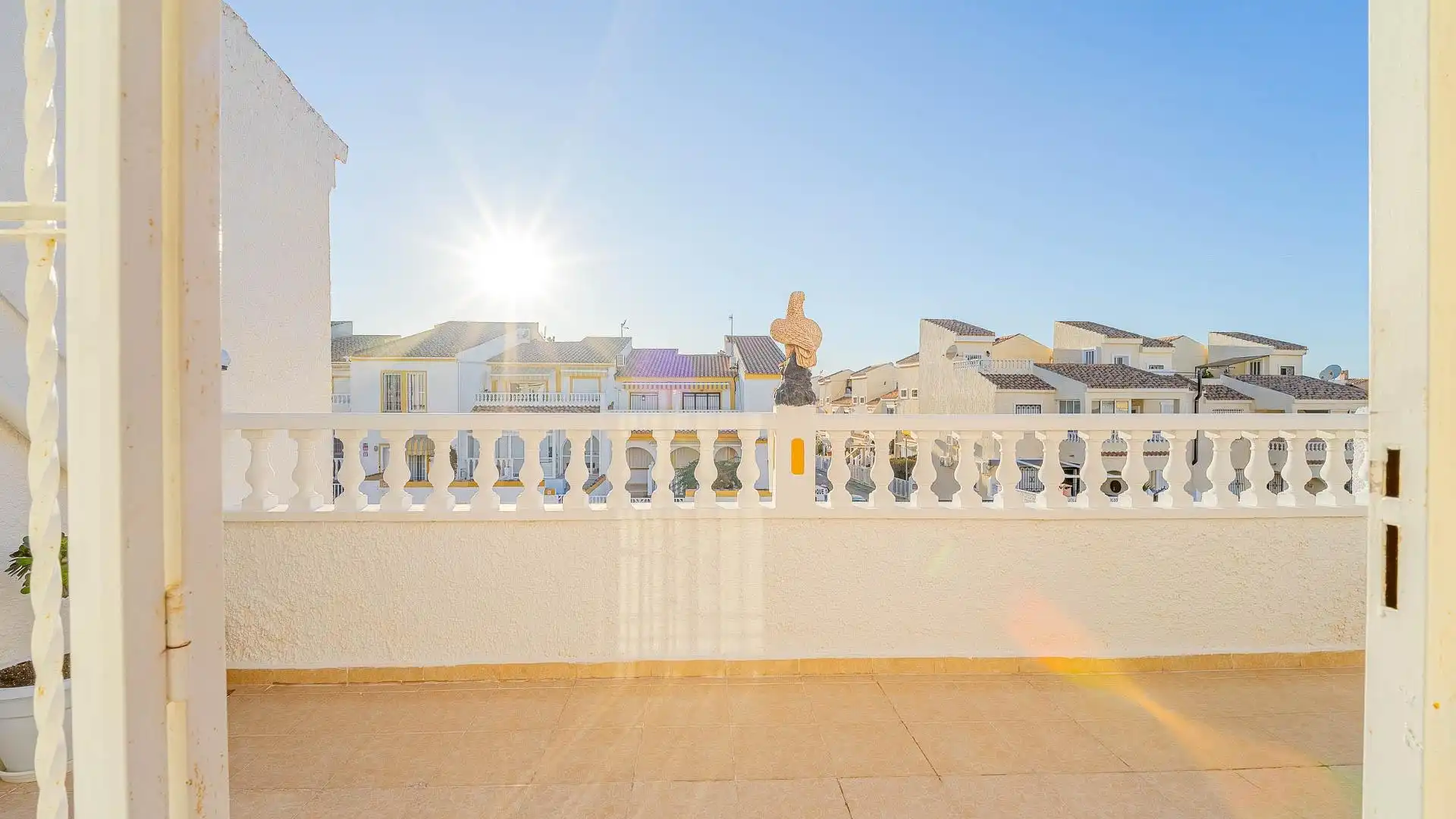 Vista exterior de Casa o chalet en venta en Santa Pola con Jardín privado, Terraza y Piscina comunitaria