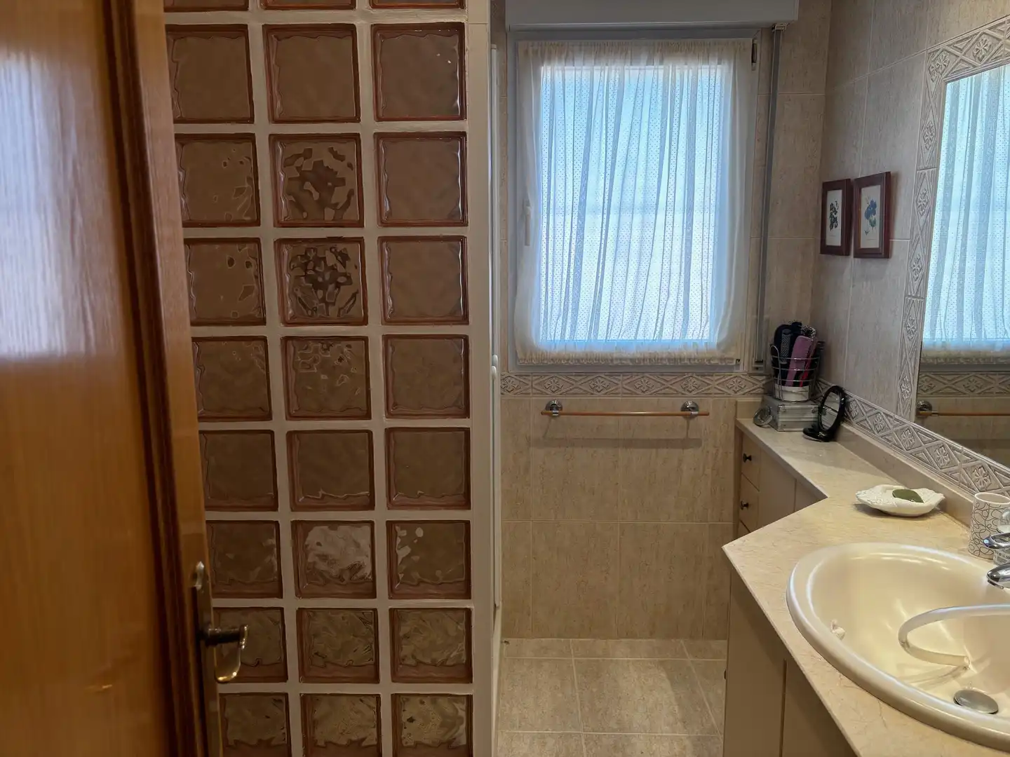 Badezimmer von Erdgeschoss zum Verkauf in La Manga del Mar Menor mit Klimaanlage, Privatgarten und Schwimmbad