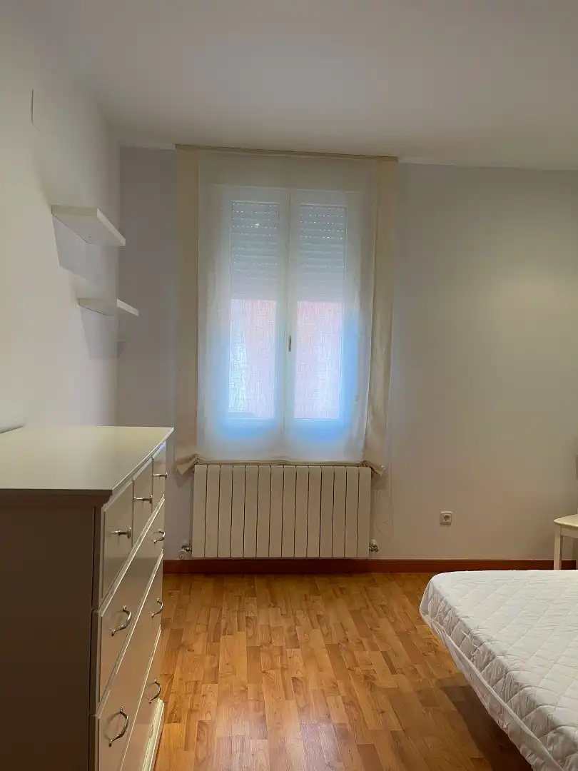 Schlafzimmer von Wohnung zur Miete in Plasencia mit Klimaanlage, Heizung und Möbliert