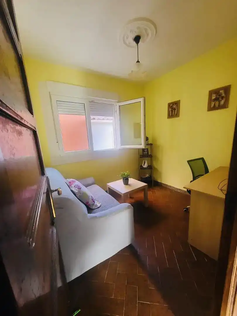 Sala de estar de Casa adosada en venta en Ribeira con Amueblado, Horno y Lavadora