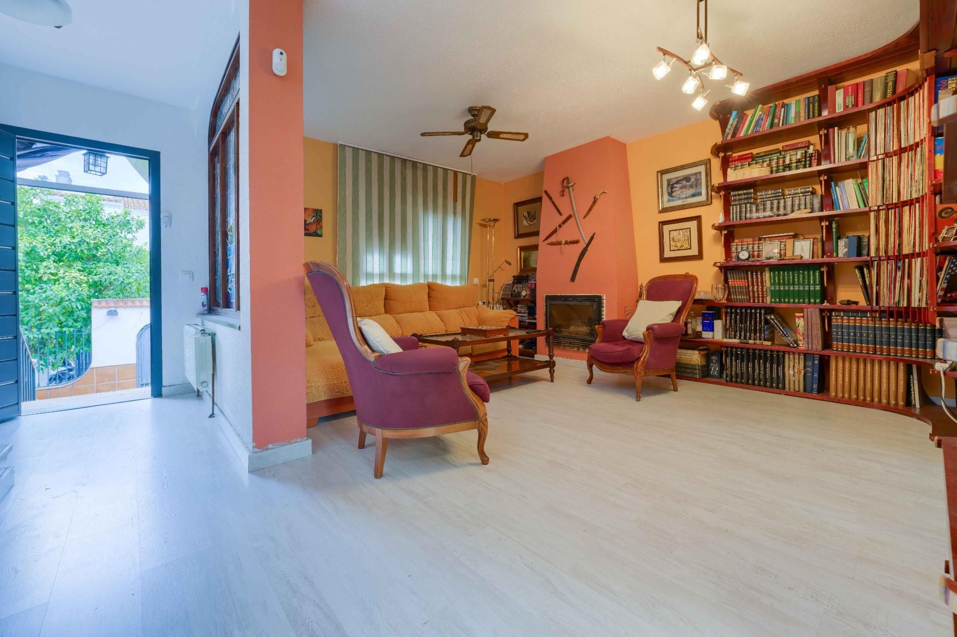 Sala de estar de Casa adosada en venta en Mairena del Aljarafe con Aire acondicionado, Jardín privado y Terraza