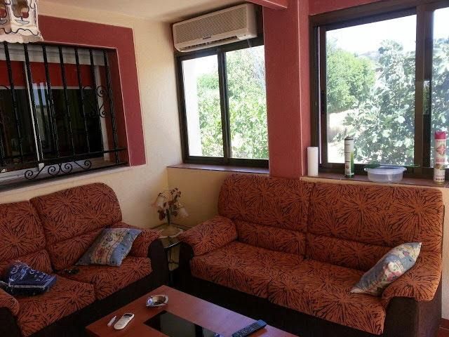 Sala d'estar de Casa o xalet en venda en Cáceres Capital amb Aire condicionat, Jardí privat i Piscina