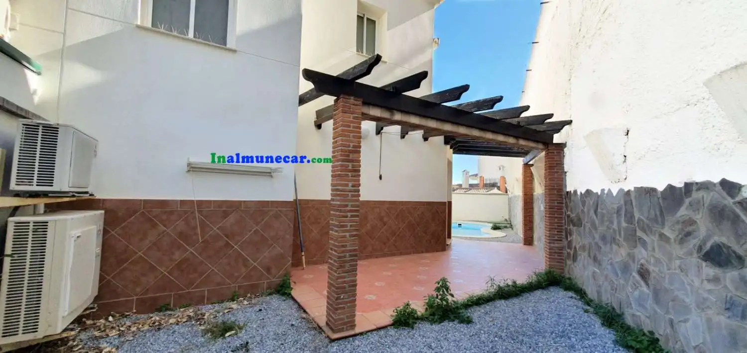 Vista exterior de Casa adosada en venta en Almuñécar con Aire acondicionado, Terraza y Piscina