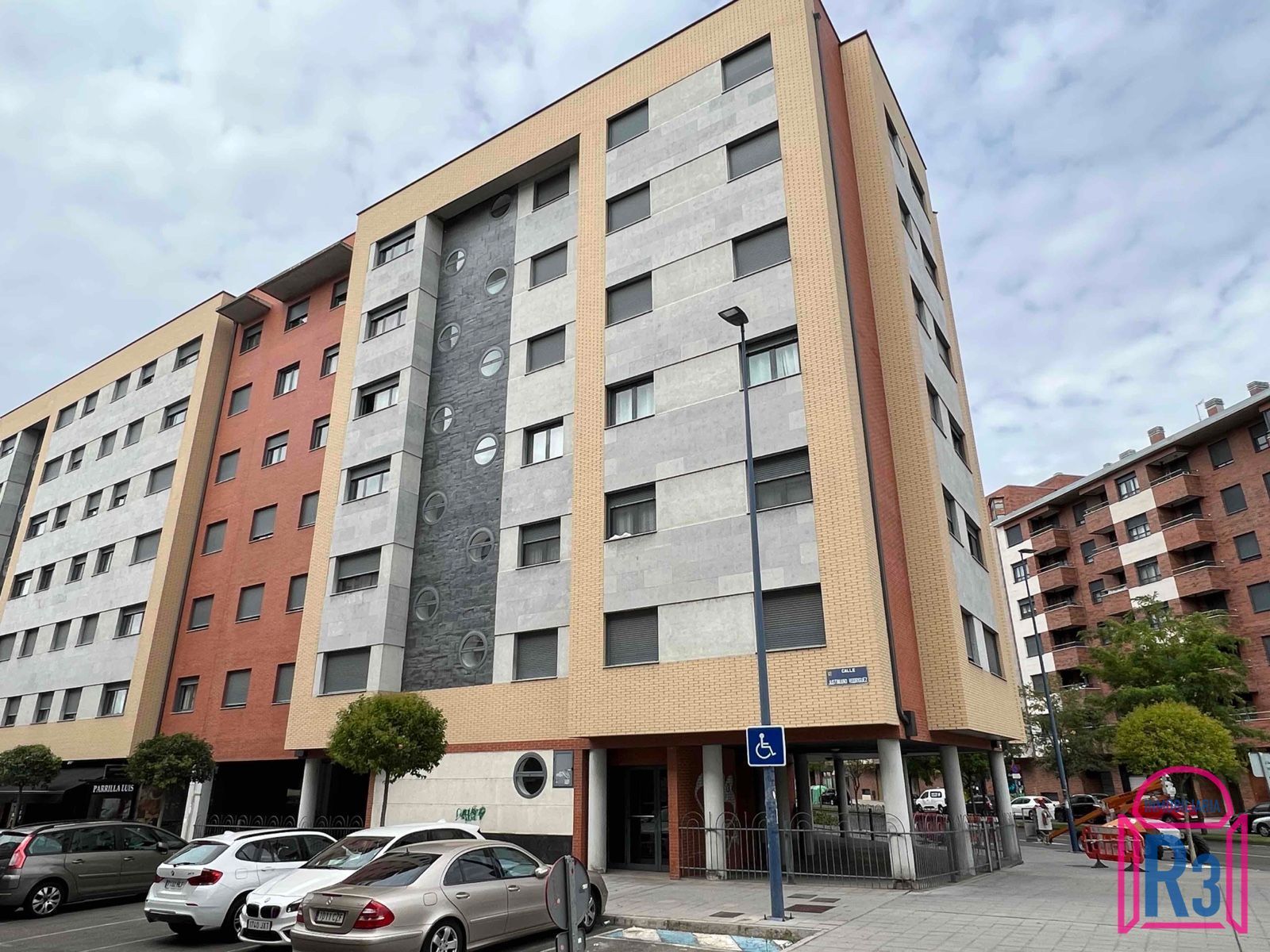 Vista exterior de Apartament de lloguer en León Capital  amb Calefacció, Terrassa i Traster