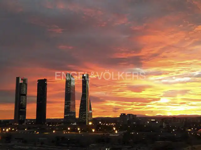 Vista exterior de Ático en venta en  Madrid Capital con Aire acondicionado, Calefacción y Jardín privado