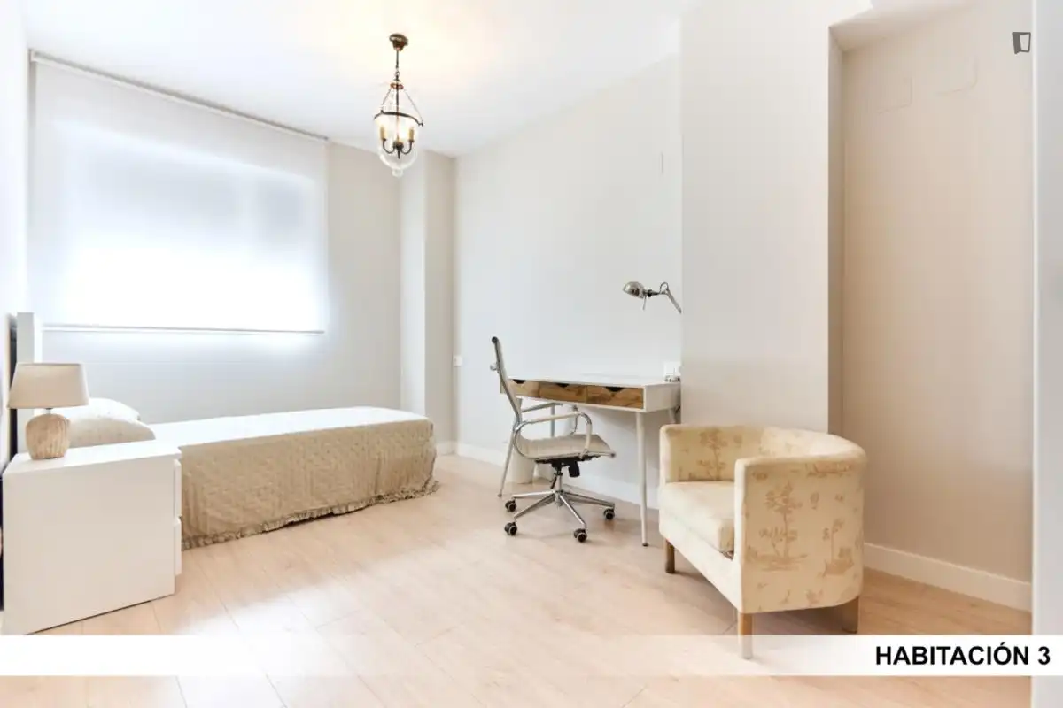 Dormitori de Apartament per a compartir en Dos Hermanas amb Aire condicionat, Calefacció i Moblat