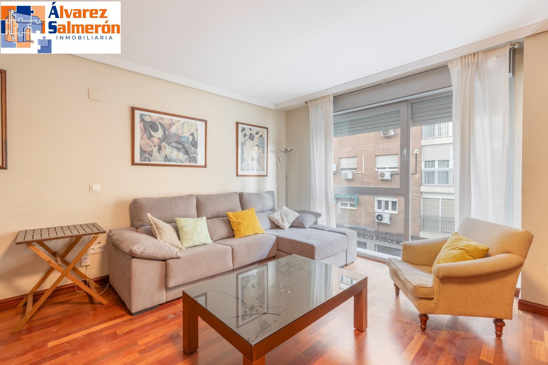 Living room of Flat for sale in  Granada Capital  with Air Conditioner, Heating and Parquet flooring