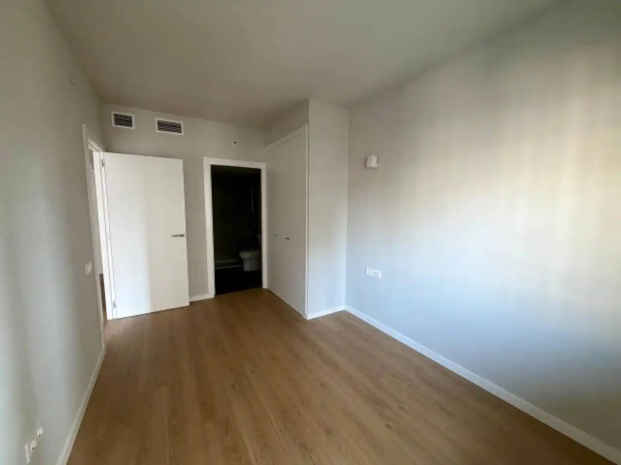 Bedroom of Flat for rent in Terrassa  with Air Conditioner, Heating and Parquet flooring