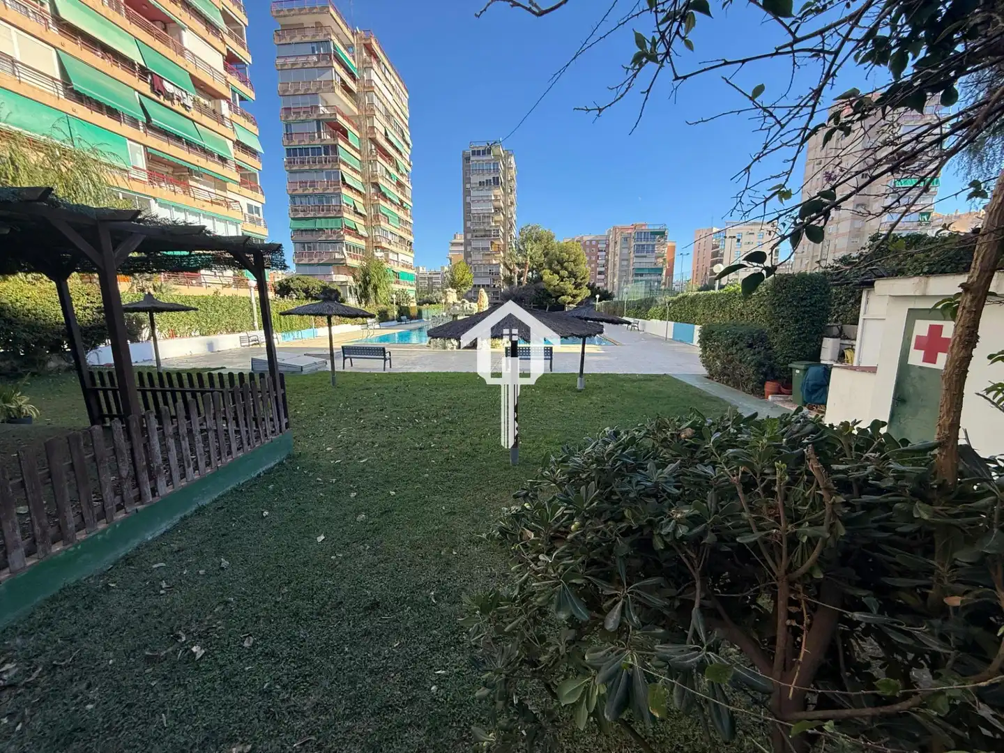 Vista exterior de Pis en venda en Alicante / Alacant amb Terrassa, Moblat i Piscina comunitària
