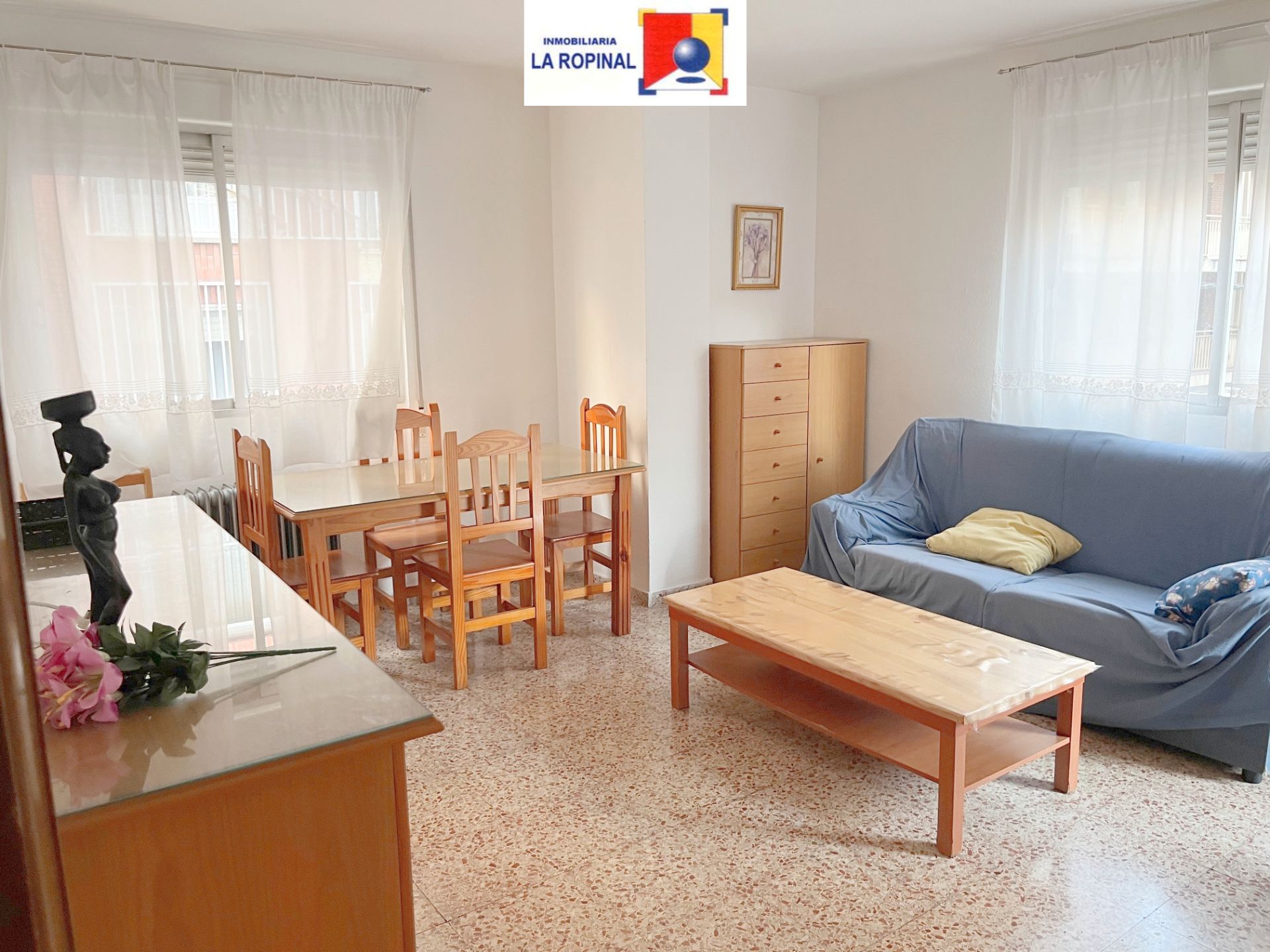 Sala d'estar de Pis en venda en Salamanca Capital amb Moblat, Rentadora i Balcó