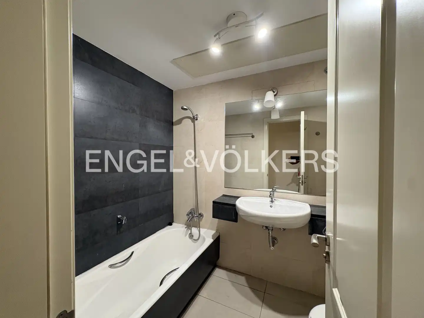 Bathroom of Flat for rent in Sevilla  with Air Conditioner, Heating and Private garden