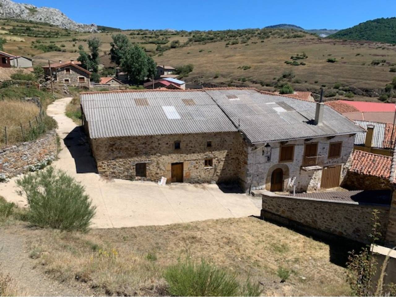 Exterior view of House or chalet for sale in La Pernía    with Private garden