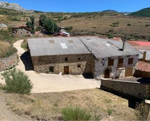 Vista exterior de Casa o xalet en venda en La Pernía   amb Jardí privat