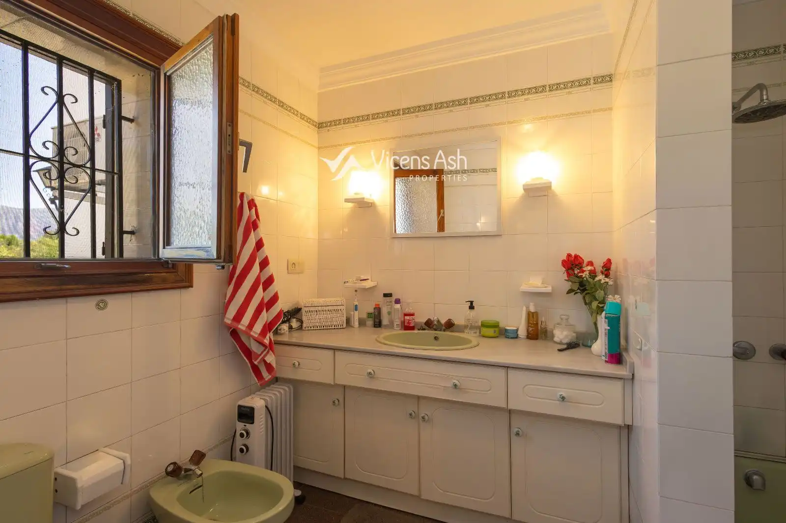 Bathroom of Houses for sale in Gata de Gorgos  with Air Conditioner, Heating and Storage room